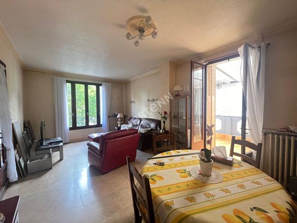 Maison des années 30 en briques avec jardin et garages- Charme et Potentiel sur la colline de Puteaux