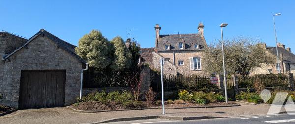 MAISON du XVIIIème siècle A RESTAURER  GARAGE + JARDIN.