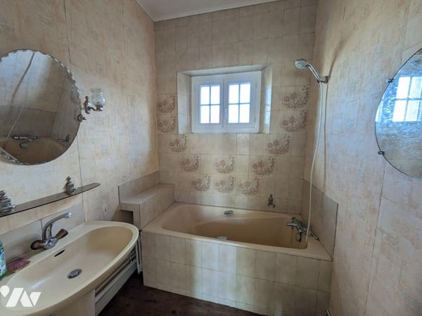 MAISON du XVIIIème siècle A RESTAURER  GARAGE + JARDIN.