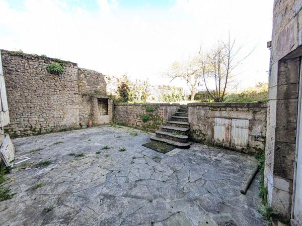 MAISON du XVIIIème siècle A RESTAURER  GARAGE + JARDIN.