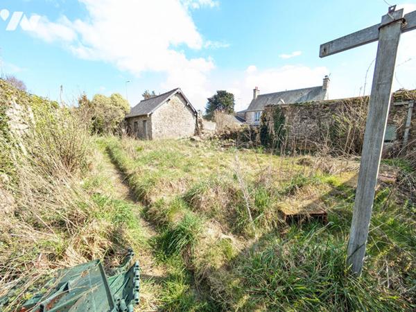 MAISON du XVIIIème siècle A RESTAURER  GARAGE + JARDIN.