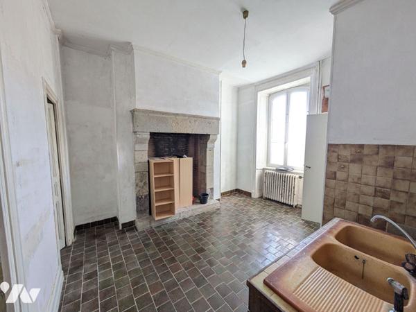 MAISON du XVIIIème siècle A RESTAURER  GARAGE + JARDIN.