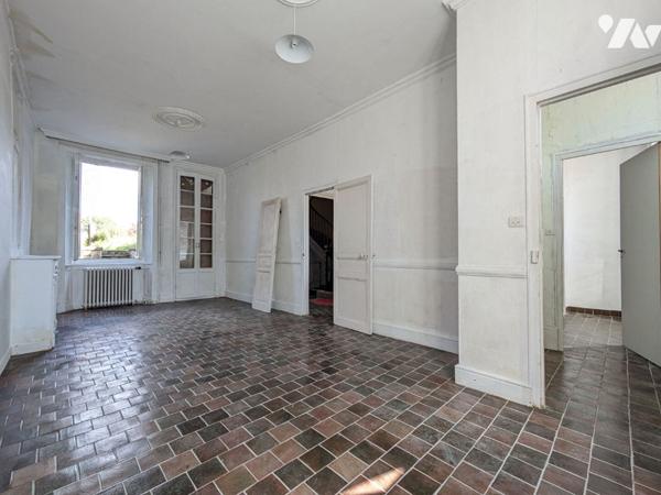 MAISON du XVIIIème siècle A RESTAURER  GARAGE + JARDIN.