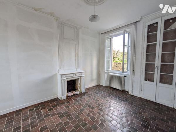 MAISON du XVIIIème siècle A RESTAURER  GARAGE + JARDIN.