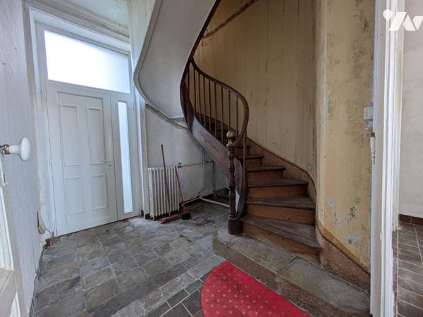 MAISON du XVIIIème siècle A RESTAURER  GARAGE + JARDIN.