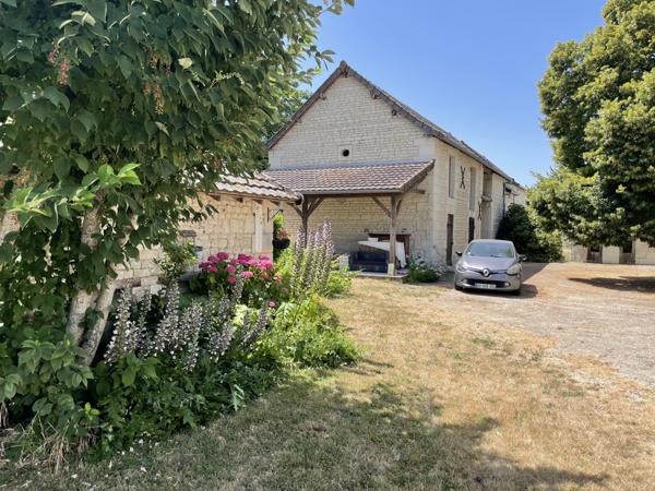PROPRIETE DE CARACTERE avec SUPERBE DEPENDANCES EN PIERRE- LE TOUT CLOS DE MURS