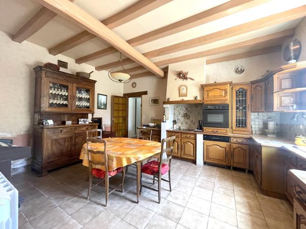 PROPRIETE DE CARACTERE avec SUPERBE DEPENDANCES EN PIERRE- LE TOUT CLOS DE MURS