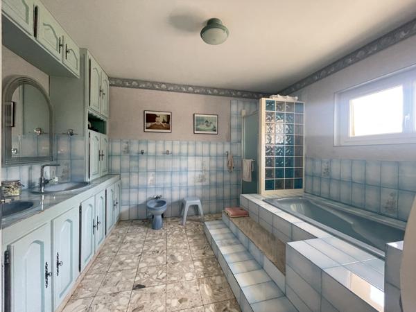 PROPRIETE DE CARACTERE avec SUPERBE DEPENDANCES EN PIERRE- LE TOUT CLOS DE MURS