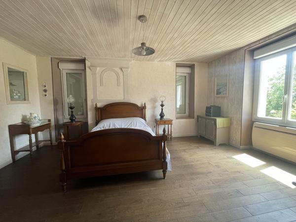 PROPRIETE DE CARACTERE avec SUPERBE DEPENDANCES EN PIERRE- LE TOUT CLOS DE MURS