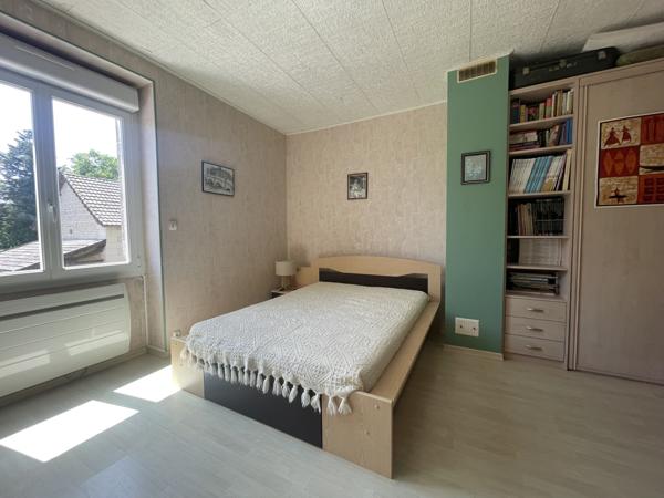 PROPRIETE DE CARACTERE avec SUPERBE DEPENDANCES EN PIERRE- LE TOUT CLOS DE MURS