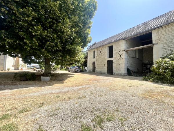 PROPRIETE DE CARACTERE avec SUPERBE DEPENDANCES EN PIERRE- LE TOUT CLOS DE MURS