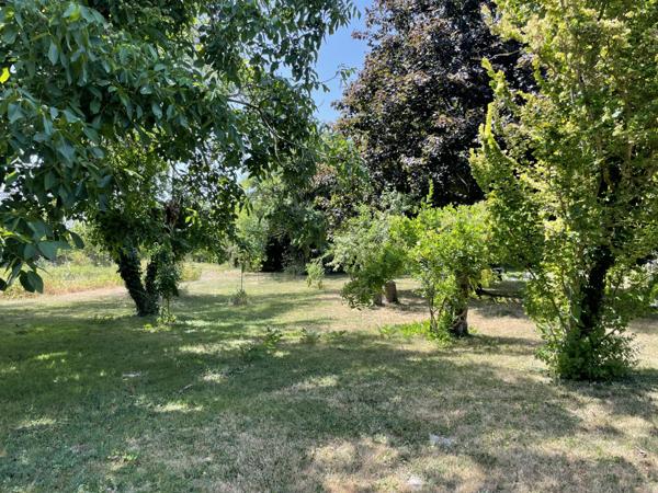 PROPRIETE DE CARACTERE avec SUPERBE DEPENDANCES EN PIERRE- LE TOUT CLOS DE MURS