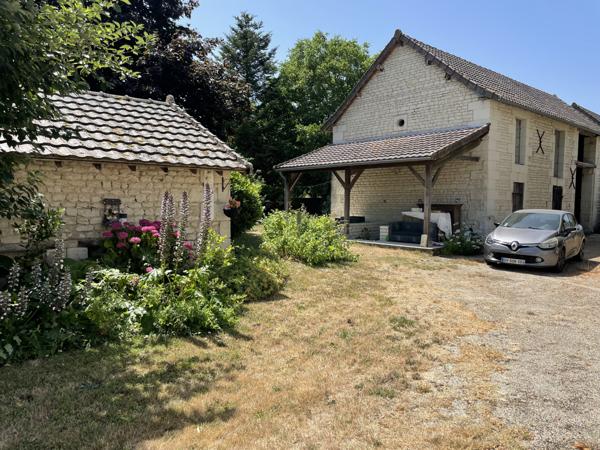 PROPRIETE DE CARACTERE avec SUPERBE DEPENDANCES EN PIERRE- LE TOUT CLOS DE MURS