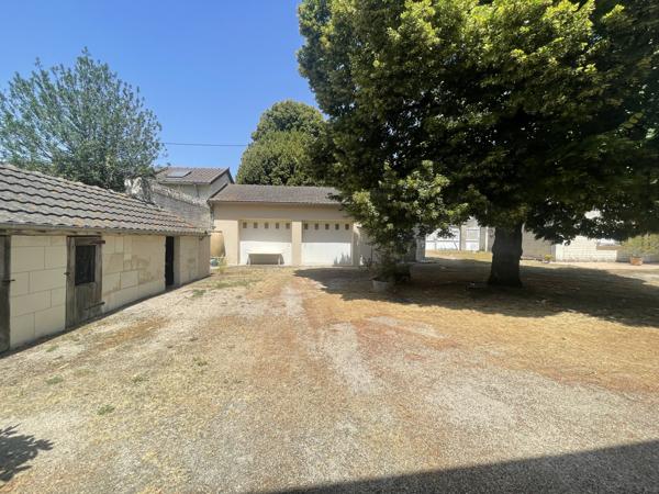 PROPRIETE DE CARACTERE avec SUPERBE DEPENDANCES EN PIERRE- LE TOUT CLOS DE MURS