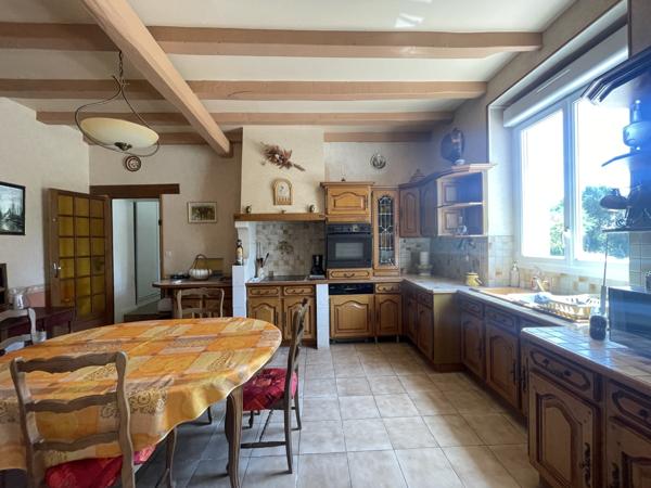 PROPRIETE DE CARACTERE avec SUPERBE DEPENDANCES EN PIERRE- LE TOUT CLOS DE MURS