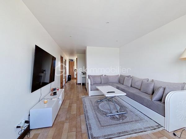 ***Mitry mory***
Venez découvrir cet appartement situé au 5ème et dernier étage, dans une résidence recherchée par son calme et sa sécurité.
Proche de toutes commodités: écoles, commerces, à quelque minutes à pied de la gare de Mitry / Claye.
Il se compose d'un salon LUMINEUX, une cuisine entièrement équipée, de deux chambres avec rangements, une salle d'eau, WC séparé.
Loggia avec rangements donnant sur une des chambres.
Une grande cave avec électricité et lumière.

Les atouts:
- Emplacement de parking public dans dans résidence,
- Entièrement rénové, aucun travaux à prévoir.
- Matériaux de qualités,
- Proche gare
***Accordez-vous une simple visite et laissez-vous charmer !