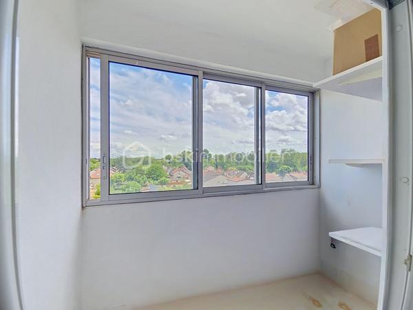 ***Mitry mory***
Venez découvrir cet appartement situé au 5ème et dernier étage, dans une résidence recherchée par son calme et sa sécurité.
Proche de toutes commodités: écoles, commerces, à quelque minutes à pied de la gare de Mitry / Claye.
Il se compose d'un salon LUMINEUX, une cuisine entièrement équipée, de deux chambres avec rangements, une salle d'eau, WC séparé.
Loggia avec rangements donnant sur une des chambres.
Une grande cave avec électricité et lumière.

Les atouts:
- Emplacement de parking public dans dans résidence,
- Entièrement rénové, aucun travaux à prévoir.
- Matériaux de qualités,
- Proche gare
***Accordez-vous une simple visite et laissez-vous charmer !