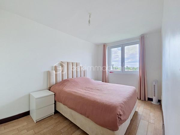 ***Mitry mory***
Venez découvrir cet appartement situé au 5ème et dernier étage, dans une résidence recherchée par son calme et sa sécurité.
Proche de toutes commodités: écoles, commerces, à quelque minutes à pied de la gare de Mitry / Claye.
Il se compose d'un salon LUMINEUX, une cuisine entièrement équipée, de deux chambres avec rangements, une salle d'eau, WC séparé.
Loggia avec rangements donnant sur une des chambres.
Une grande cave avec électricité et lumière.

Les atouts:
- Emplacement de parking public dans dans résidence,
- Entièrement rénové, aucun travaux à prévoir.
- Matériaux de qualités,
- Proche gare
***Accordez-vous une simple visite et laissez-vous charmer !