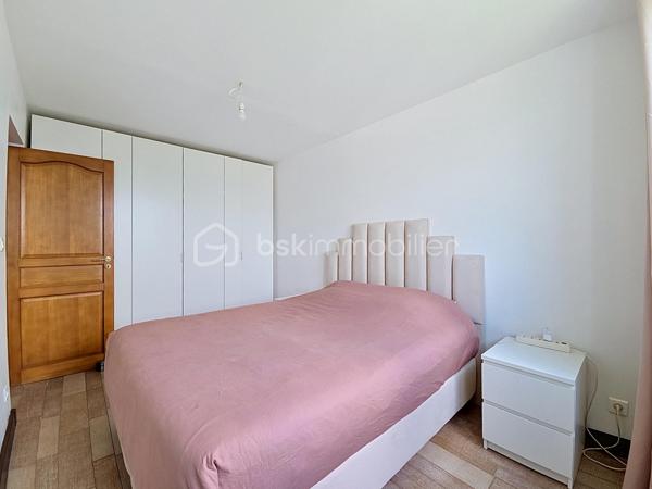 ***Mitry mory***
Venez découvrir cet appartement situé au 5ème et dernier étage, dans une résidence recherchée par son calme et sa sécurité.
Proche de toutes commodités: écoles, commerces, à quelque minutes à pied de la gare de Mitry / Claye.
Il se compose d'un salon LUMINEUX, une cuisine entièrement équipée, de deux chambres avec rangements, une salle d'eau, WC séparé.
Loggia avec rangements donnant sur une des chambres.
Une grande cave avec électricité et lumière.

Les atouts:
- Emplacement de parking public dans dans résidence,
- Entièrement rénové, aucun travaux à prévoir.
- Matériaux de qualités,
- Proche gare
***Accordez-vous une simple visite et laissez-vous charmer !