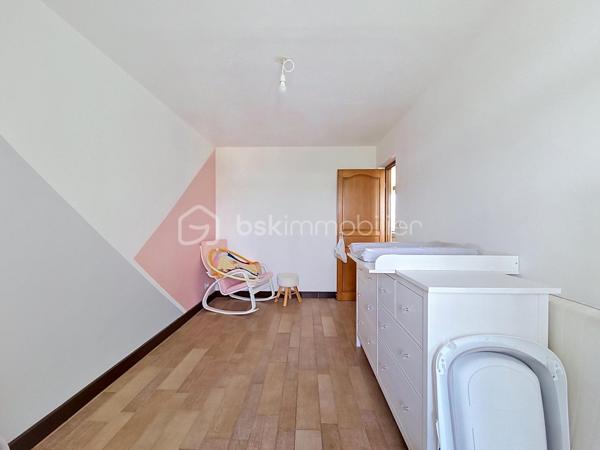 ***Mitry mory***
Venez découvrir cet appartement situé au 5ème et dernier étage, dans une résidence recherchée par son calme et sa sécurité.
Proche de toutes commodités: écoles, commerces, à quelque minutes à pied de la gare de Mitry / Claye.
Il se compose d'un salon LUMINEUX, une cuisine entièrement équipée, de deux chambres avec rangements, une salle d'eau, WC séparé.
Loggia avec rangements donnant sur une des chambres.
Une grande cave avec électricité et lumière.

Les atouts:
- Emplacement de parking public dans dans résidence,
- Entièrement rénové, aucun travaux à prévoir.
- Matériaux de qualités,
- Proche gare
***Accordez-vous une simple visite et laissez-vous charmer !