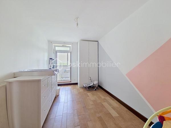 ***Mitry mory***
Venez découvrir cet appartement situé au 5ème et dernier étage, dans une résidence recherchée par son calme et sa sécurité.
Proche de toutes commodités: écoles, commerces, à quelque minutes à pied de la gare de Mitry / Claye.
Il se compose d'un salon LUMINEUX, une cuisine entièrement équipée, de deux chambres avec rangements, une salle d'eau, WC séparé.
Loggia avec rangements donnant sur une des chambres.
Une grande cave avec électricité et lumière.

Les atouts:
- Emplacement de parking public dans dans résidence,
- Entièrement rénové, aucun travaux à prévoir.
- Matériaux de qualités,
- Proche gare
***Accordez-vous une simple visite et laissez-vous charmer !