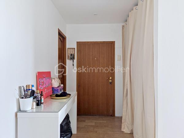 ***Mitry mory***
Venez découvrir cet appartement situé au 5ème et dernier étage, dans une résidence recherchée par son calme et sa sécurité.
Proche de toutes commodités: écoles, commerces, à quelque minutes à pied de la gare de Mitry / Claye.
Il se compose d'un salon LUMINEUX, une cuisine entièrement équipée, de deux chambres avec rangements, une salle d'eau, WC séparé.
Loggia avec rangements donnant sur une des chambres.
Une grande cave avec électricité et lumière.

Les atouts:
- Emplacement de parking public dans dans résidence,
- Entièrement rénové, aucun travaux à prévoir.
- Matériaux de qualités,
- Proche gare
***Accordez-vous une simple visite et laissez-vous charmer !