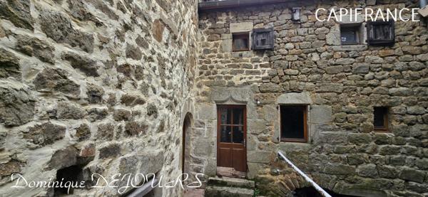Ardèche, à 5 mn en voiture de St Pierreville au coeur du parc national des Monts d'Ardèche, spacieuse maison de 178m² avec une grande dépendance de 200m² sur 2 niveaux à aménager