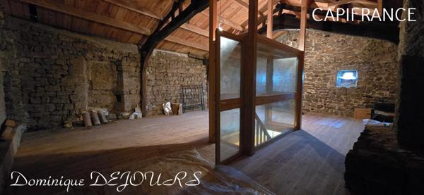 Ardèche, à 5 mn en voiture de St Pierreville au coeur du parc national des Monts d'Ardèche, spacieuse maison de 178m² avec une grande dépendance de 200m² sur 2 niveaux à aménager