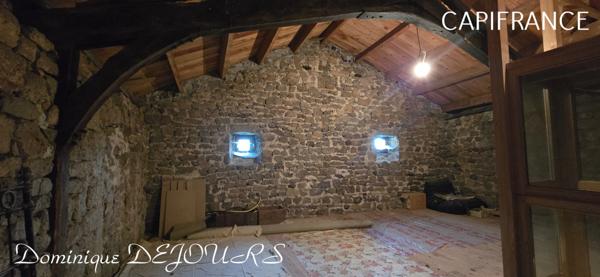 Ardèche, à 5 mn en voiture de St Pierreville au coeur du parc national des Monts d'Ardèche, spacieuse maison de 178m² avec une grande dépendance de 200m² sur 2 niveaux à aménager