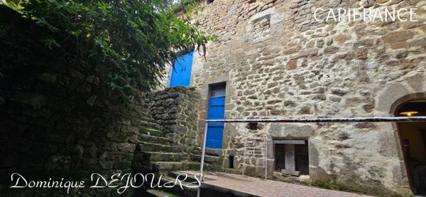 Ardèche, à 5 mn en voiture de St Pierreville au coeur du parc national des Monts d'Ardèche, spacieuse maison de 178m² avec une grande dépendance de 200m² sur 2 niveaux à aménager