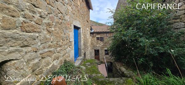 Ardèche, à 5 mn en voiture de St Pierreville au coeur du parc national des Monts d'Ardèche, spacieuse maison de 178m² avec une grande dépendance de 200m² sur 2 niveaux à aménager