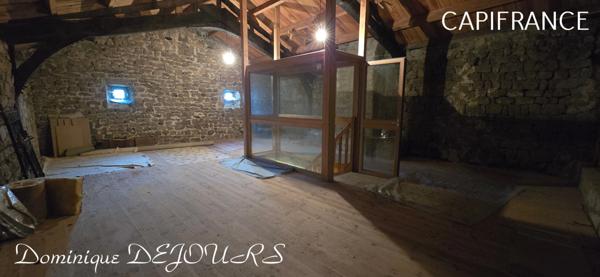 Ardèche, à 5 mn en voiture de St Pierreville au coeur du parc national des Monts d'Ardèche, spacieuse maison de 178m² avec une grande dépendance de 200m² sur 2 niveaux à aménager