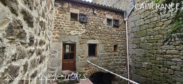 Ardèche, à 5 mn en voiture de St Pierreville au coeur du parc national des Monts d'Ardèche, spacieuse maison de 178m² avec une grande dépendance de 200m² sur 2 niveaux à aménager