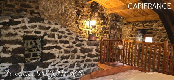 Ardèche, à 5 mn en voiture de St Pierreville au coeur du parc national des Monts d'Ardèche, spacieuse maison de 178m² avec une grande dépendance de 200m² sur 2 niveaux à aménager