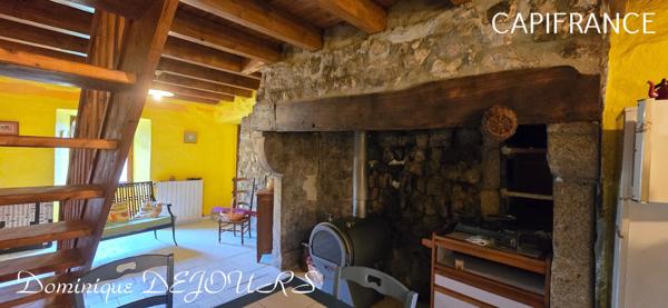 Ardèche, à 5 mn en voiture de St Pierreville au coeur du parc national des Monts d'Ardèche, spacieuse maison de 178m² avec une grande dépendance de 200m² sur 2 niveaux à aménager