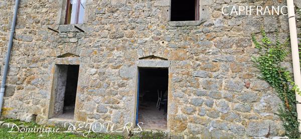 Ardèche, à 5 mn en voiture de St Pierreville au coeur du parc national des Monts d'Ardèche, spacieuse maison de 178m² avec une grande dépendance de 200m² sur 2 niveaux à aménager