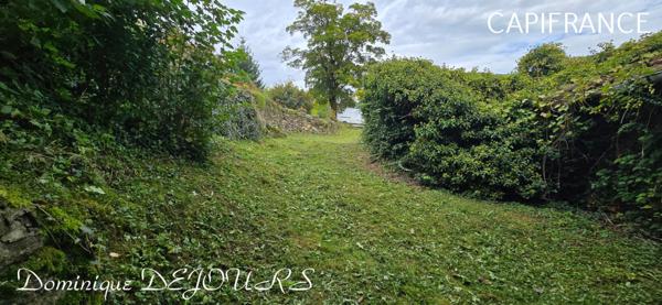 Ardèche, à 5 mn en voiture de St Pierreville au coeur du parc national des Monts d'Ardèche, spacieuse maison de 178m² avec une grande dépendance de 200m² sur 2 niveaux à aménager