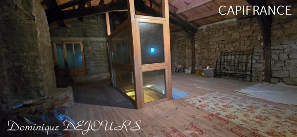 Ardèche, à 5 mn en voiture de St Pierreville au coeur du parc national des Monts d'Ardèche, spacieuse maison de 178m² avec une grande dépendance de 200m² sur 2 niveaux à aménager