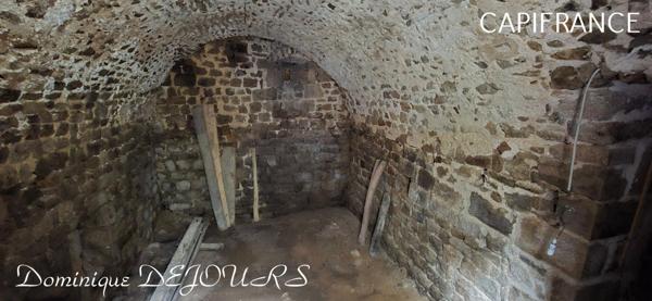 Ardèche, à 5 mn en voiture de St Pierreville au coeur du parc national des Monts d'Ardèche, spacieuse maison de 178m² avec une grande dépendance de 200m² sur 2 niveaux à aménager