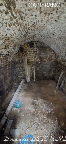 Ardèche, à 5 mn en voiture de St Pierreville au coeur du parc national des Monts d'Ardèche, spacieuse maison de 178m² avec une grande dépendance de 200m² sur 2 niveaux à aménager