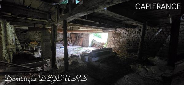 Ardèche, à 5 mn en voiture de St Pierreville au coeur du parc national des Monts d'Ardèche, spacieuse maison de 178m² avec une grande dépendance de 200m² sur 2 niveaux à aménager