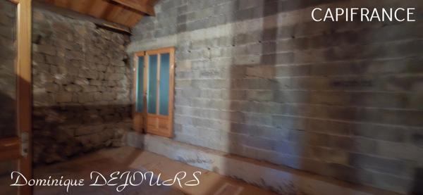 Ardèche, à 5 mn en voiture de St Pierreville au coeur du parc national des Monts d'Ardèche, spacieuse maison de 178m² avec une grande dépendance de 200m² sur 2 niveaux à aménager