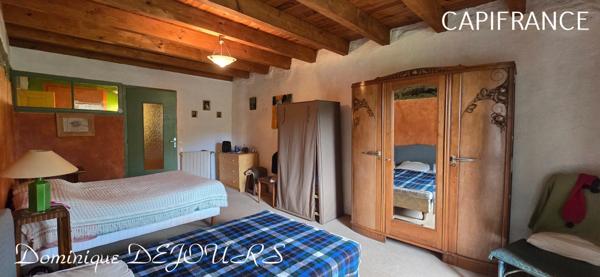 Ardèche, à 5 mn en voiture de St Pierreville au coeur du parc national des Monts d'Ardèche, spacieuse maison de 178m² avec une grande dépendance de 200m² sur 2 niveaux à aménager