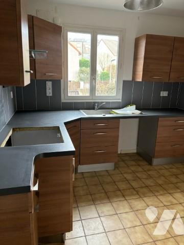 Maison d'habitation comprenant 3 chambres, 2 salles de bain, et un jardin