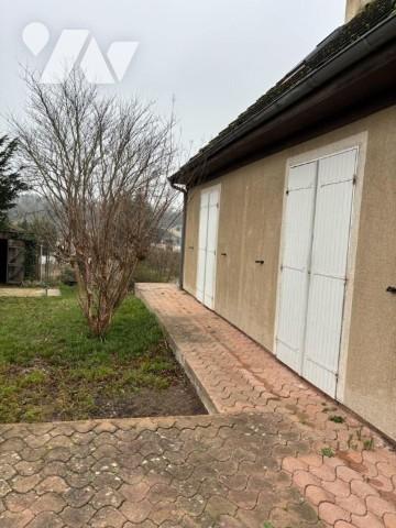 Maison d'habitation comprenant 3 chambres, 2 salles de bain, et un jardin