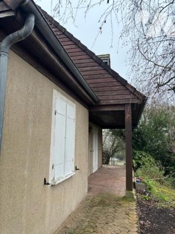 Maison d'habitation comprenant 3 chambres, 2 salles de bain, et un jardin