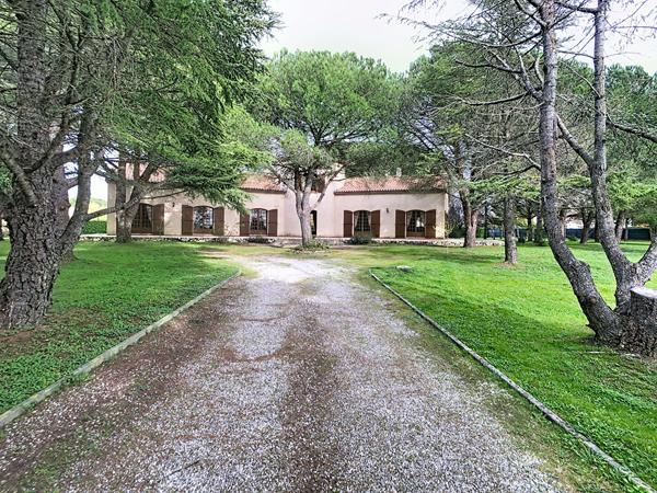 Villa T5 avec parc arboré de 1692m² , double garage- PINS JUSTARET