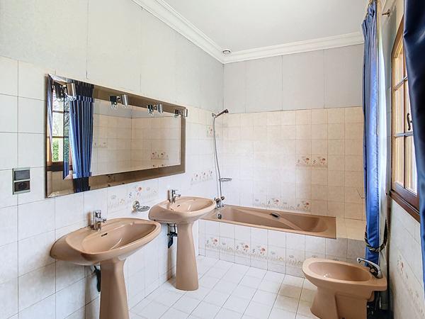 Villa T5 avec parc arboré de 1692m² , double garage- PINS JUSTARET