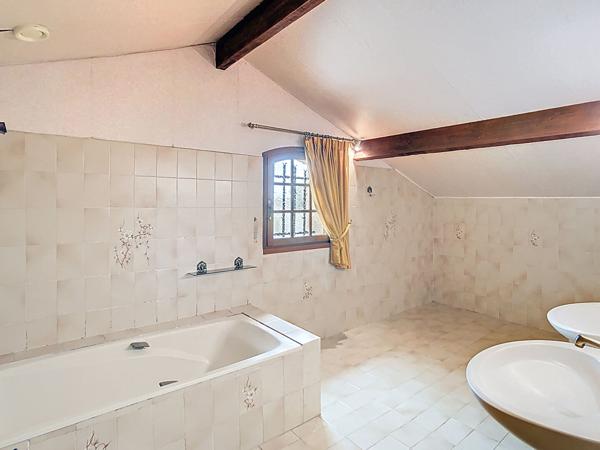 Villa T5 avec parc arboré de 1692m² , double garage- PINS JUSTARET