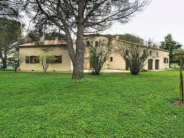 Villa T5 avec parc arboré de 1692m² , double garage- PINS JUSTARET